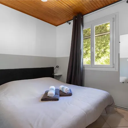 5 Entre 2 Et 4 Personne Holiday home Reynes